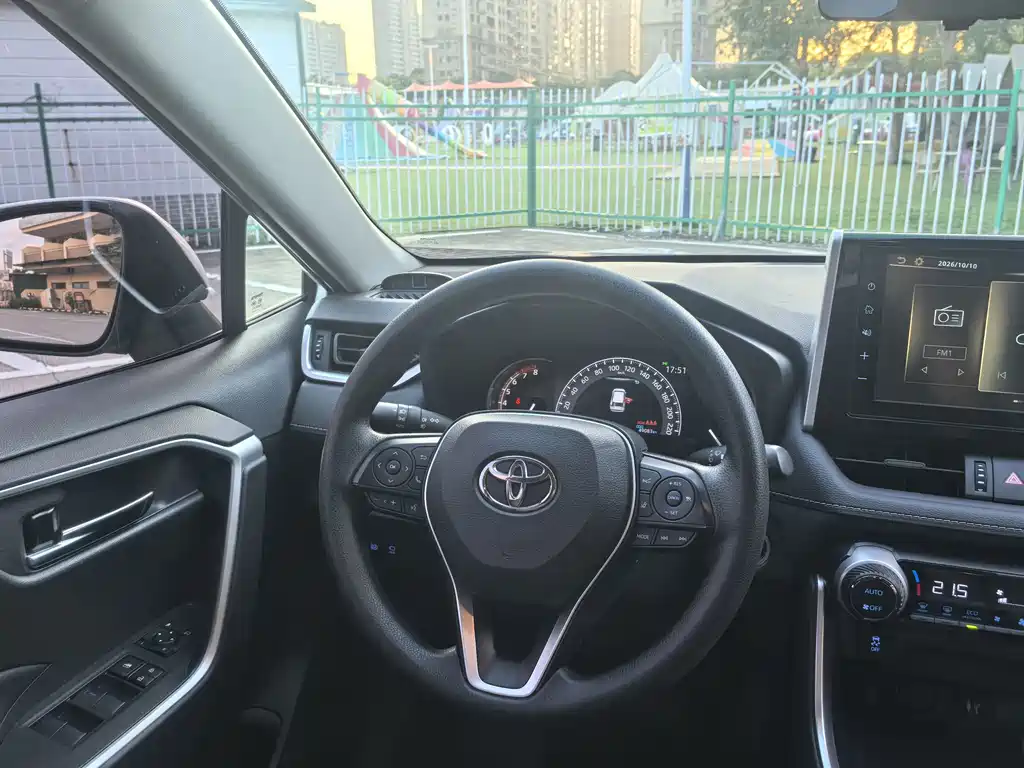 Toyota RAV4 — фото 15