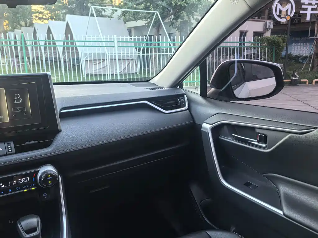 Toyota RAV4 — фото 16