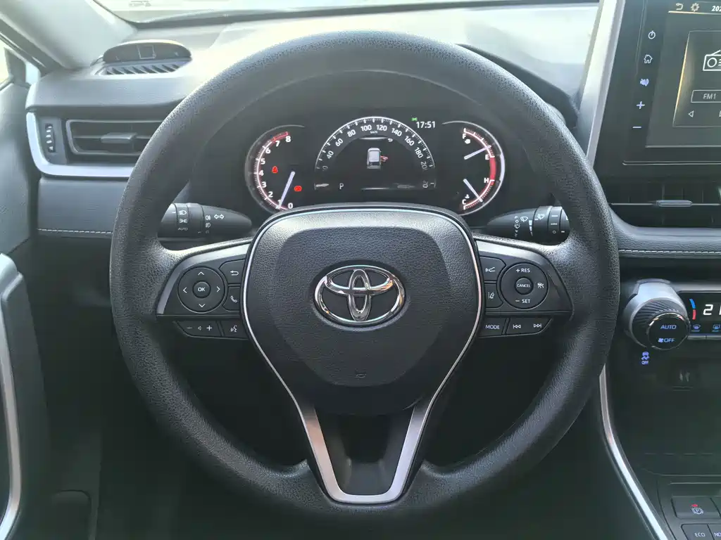 Toyota RAV4 — фото 17