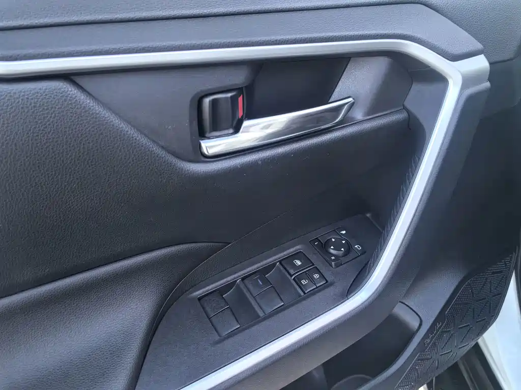 Toyota RAV4 — фото 31