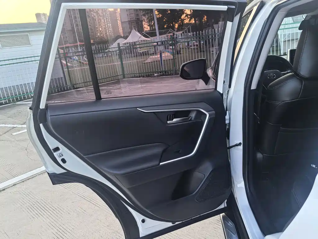 Toyota RAV4 — фото 32