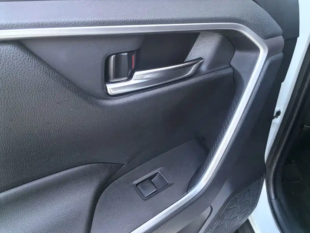 Toyota RAV4 — фото 33