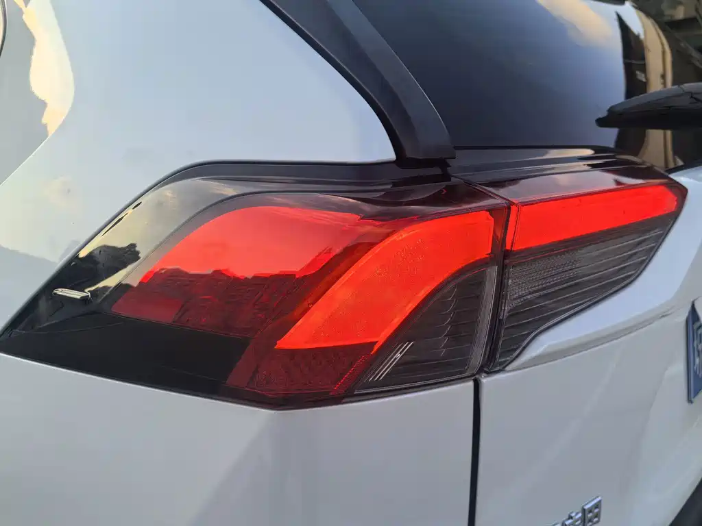Toyota RAV4 — фото 35
