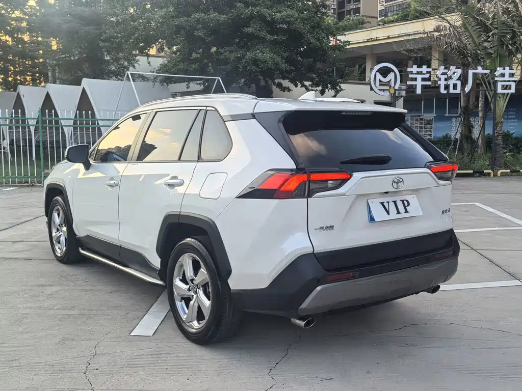 Toyota RAV4 — фото 5