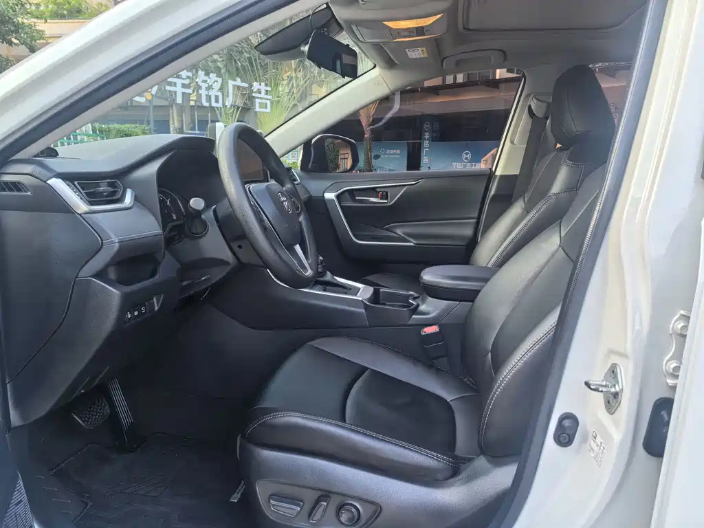 Toyota RAV4 — фото 8