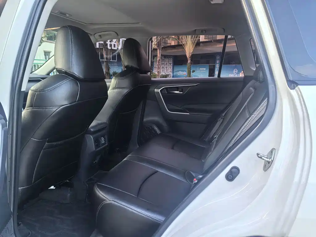 Toyota RAV4 — фото 9