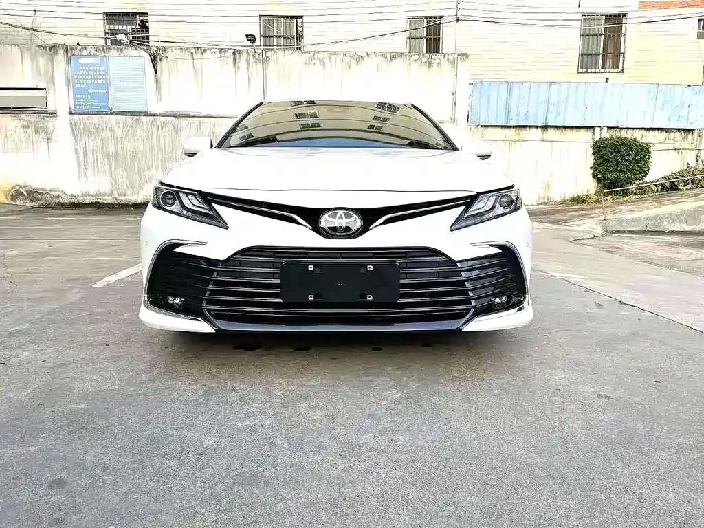 Toyota Camry — фото 2