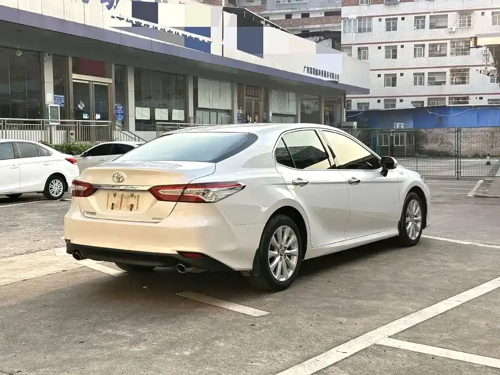Toyota Camry — фото 4