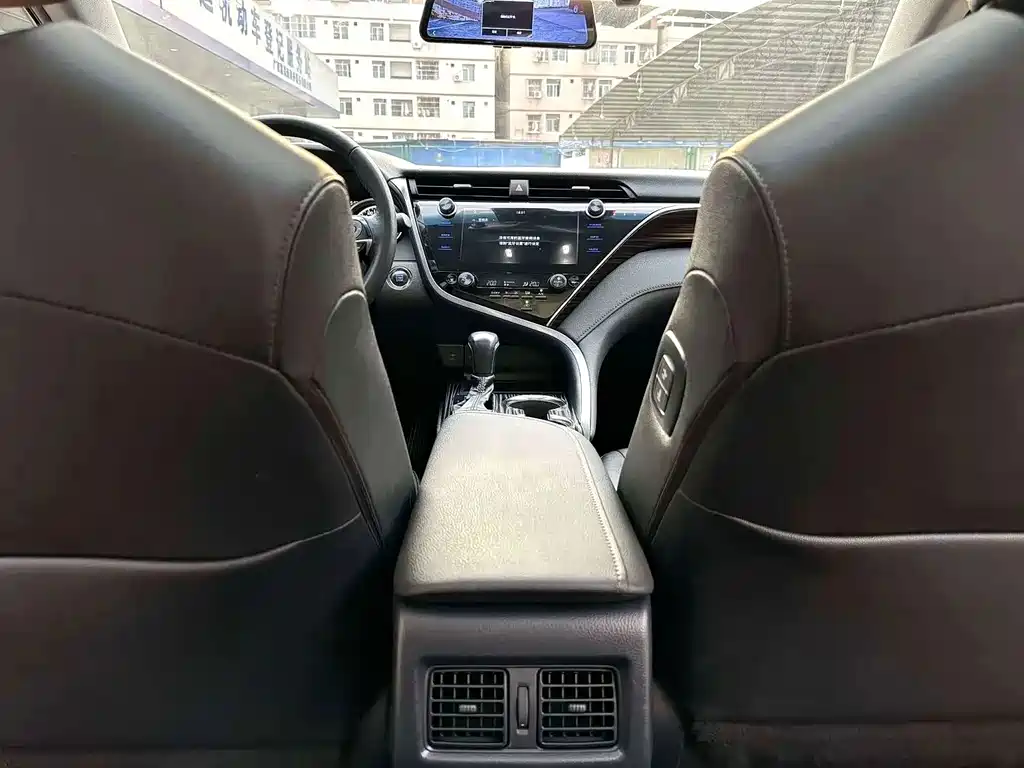 Toyota Camry — фото 10