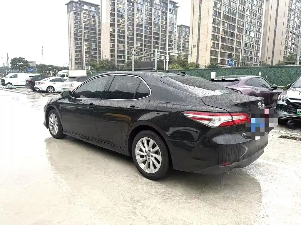 Toyota Camry — фото 5