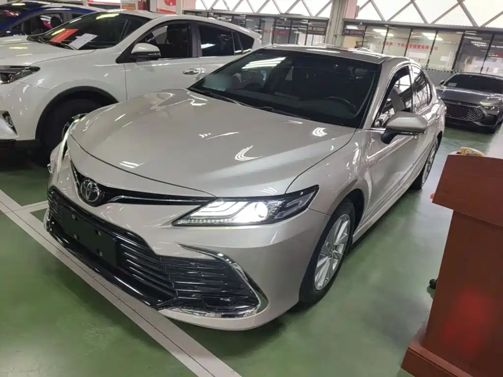 Toyota Camry — фото 1