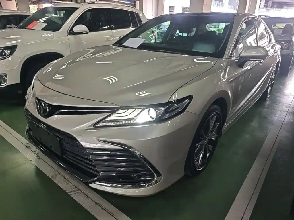 Toyota Camry — фото 1