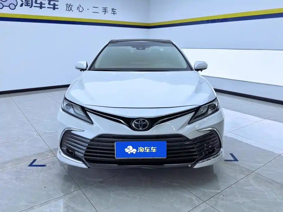 Toyota Camry — фото 2