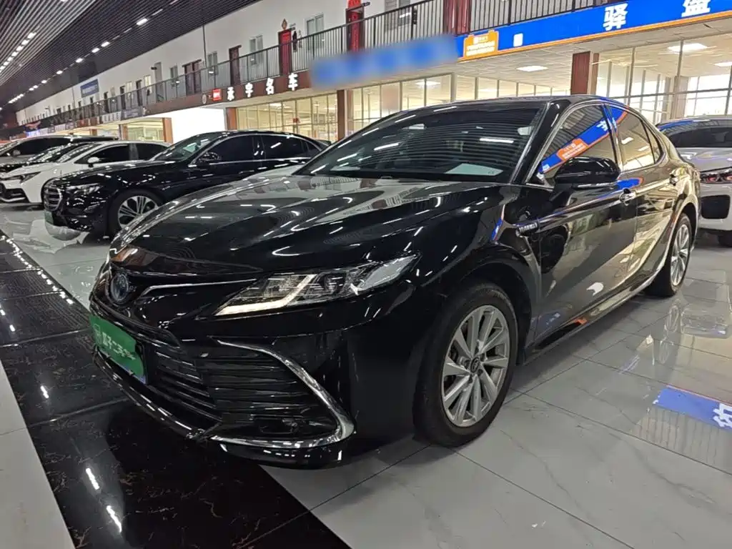 Toyota Camry — фото 1