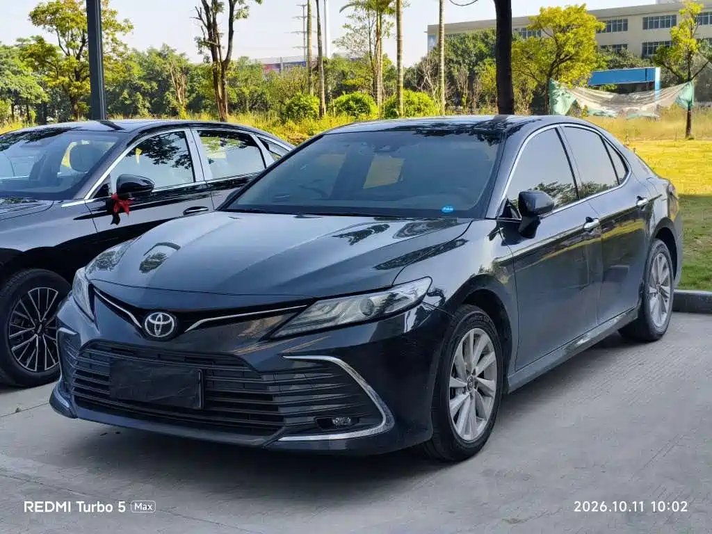Toyota Camry — фото 1