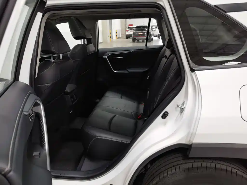 Toyota RAV4 — фото 15