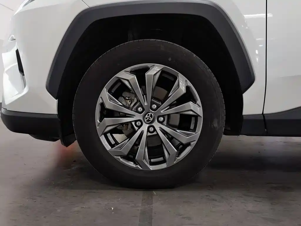 Toyota RAV4 — фото 17