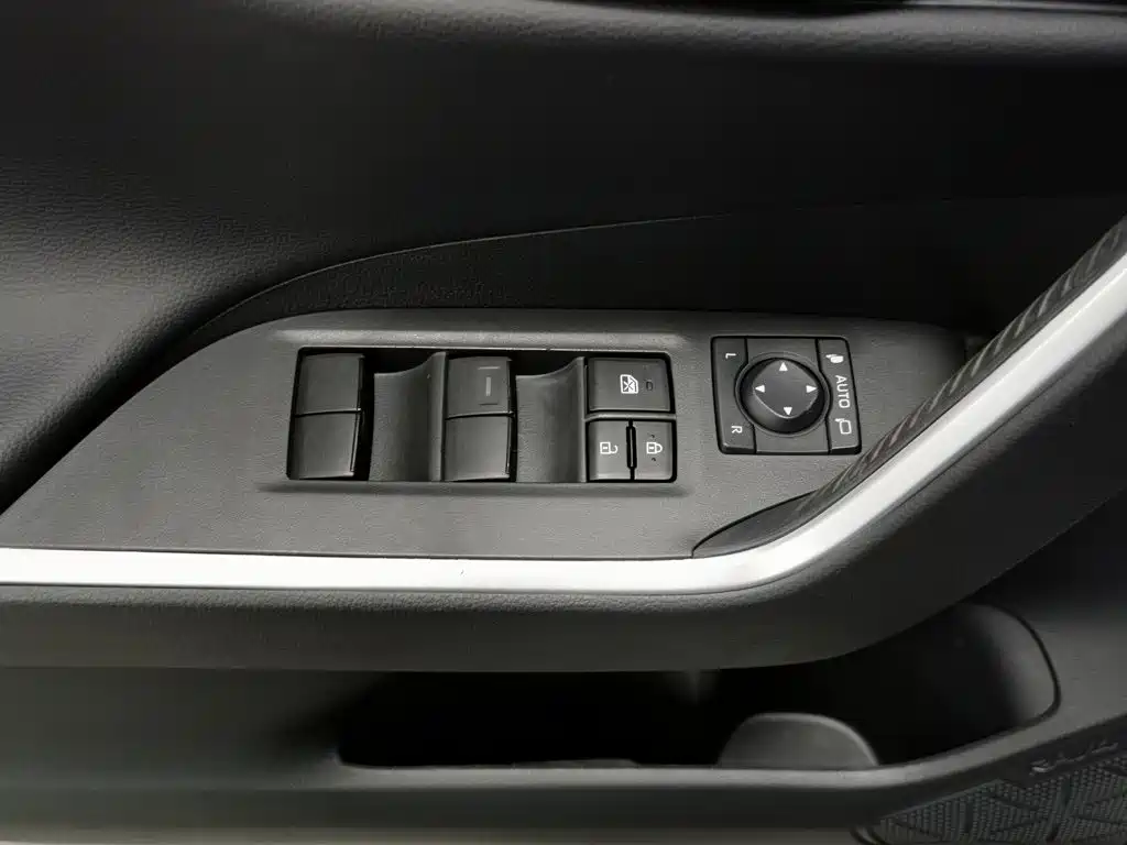 Toyota RAV4 — фото 9