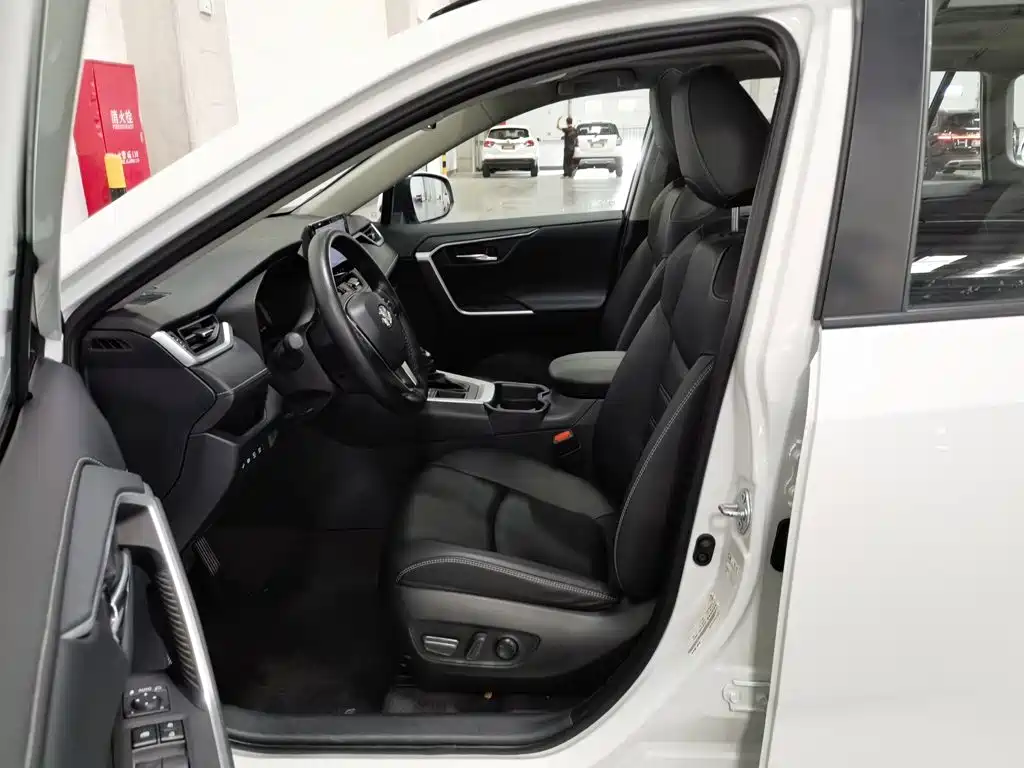 Toyota RAV4 — фото 10