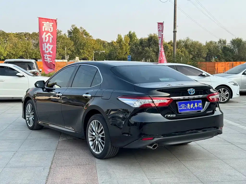 Toyota Camry — фото 15