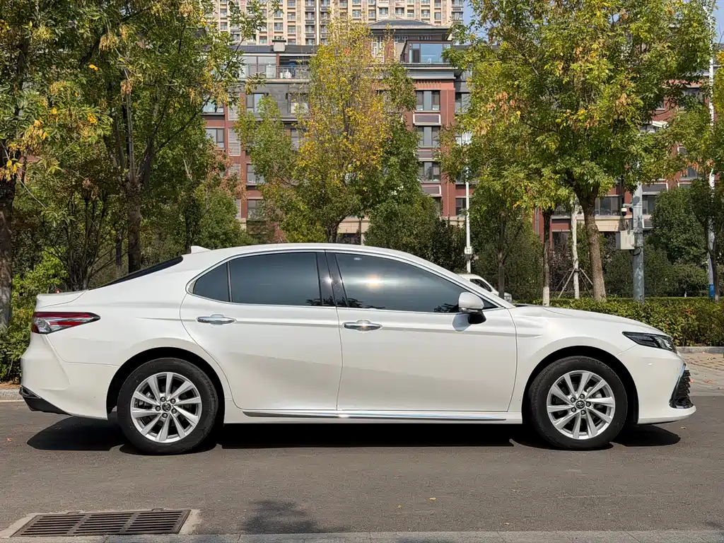 Toyota Camry — фото 5