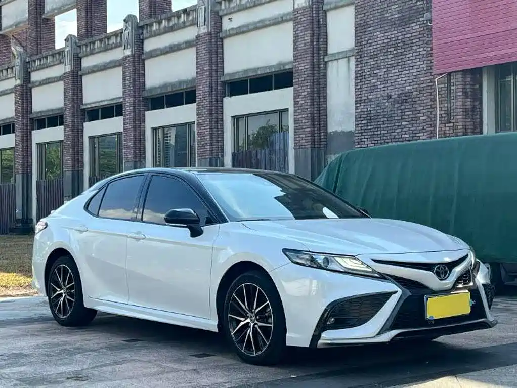 Toyota Camry — фото 2
