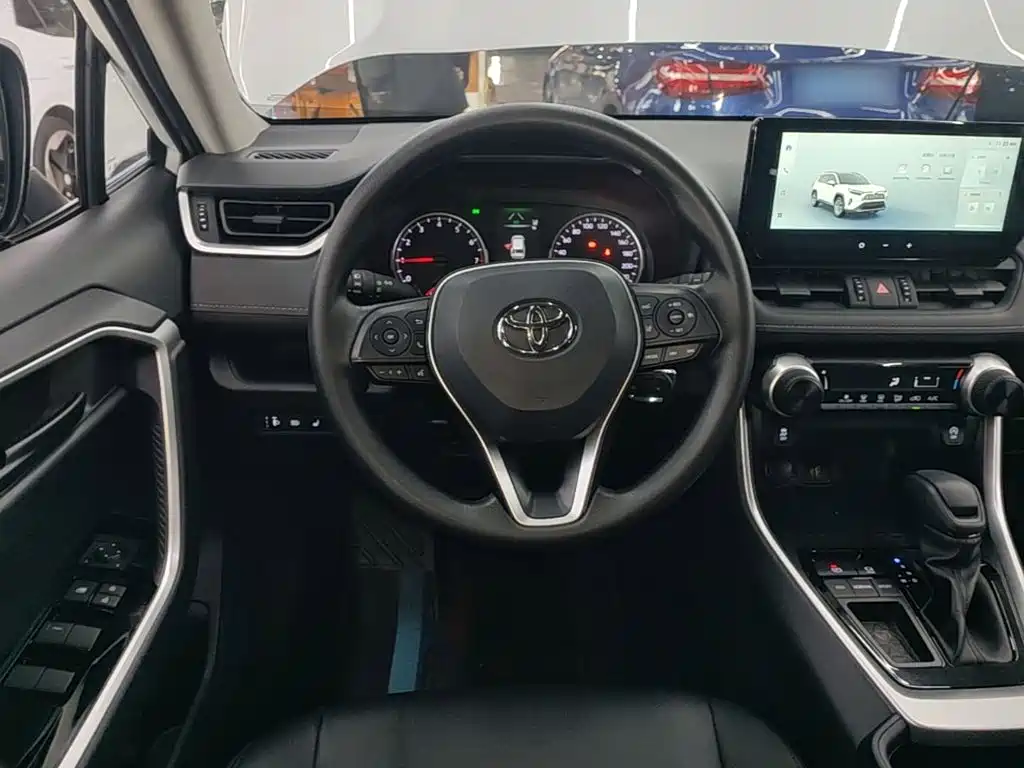 Toyota RAV4 — фото 11