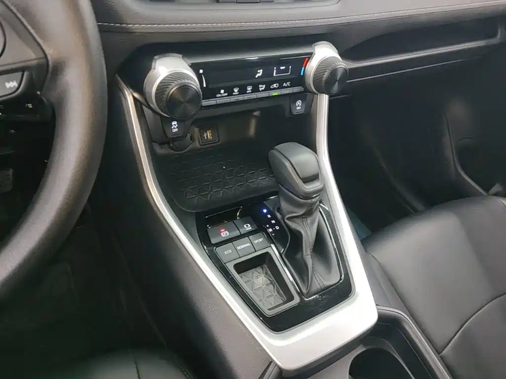 Toyota RAV4 — фото 14