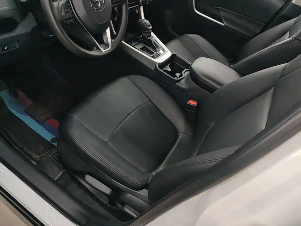Toyota RAV4 — фото 15