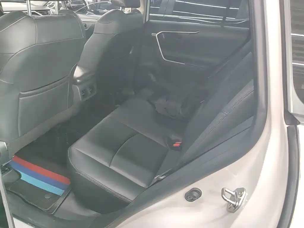 Toyota RAV4 — фото 17