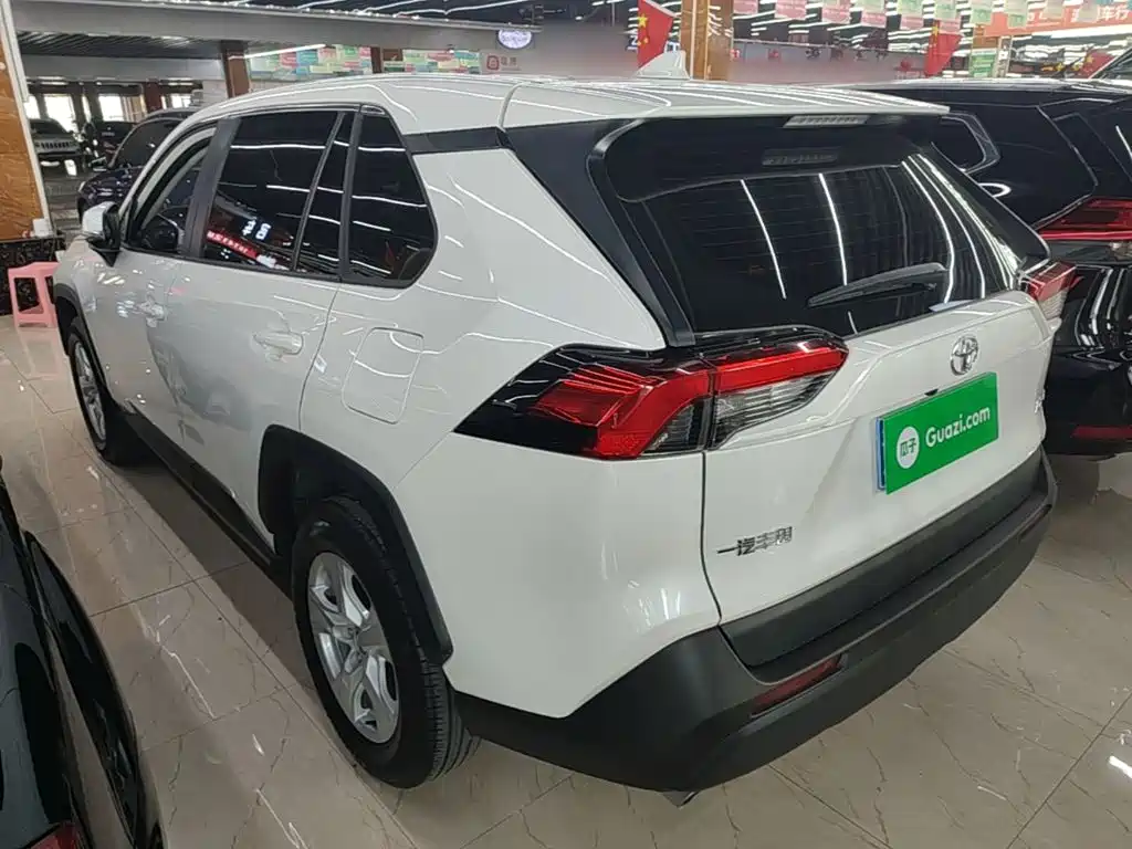 Toyota RAV4 — фото 5