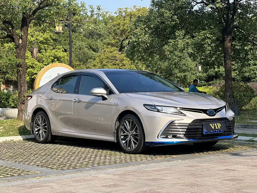 Toyota Camry — фото 2