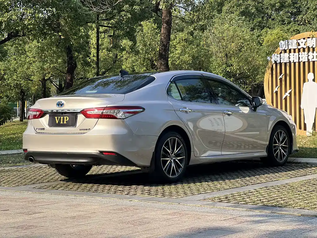 Toyota Camry — фото 18