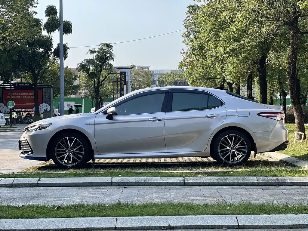 Toyota Camry — фото 3