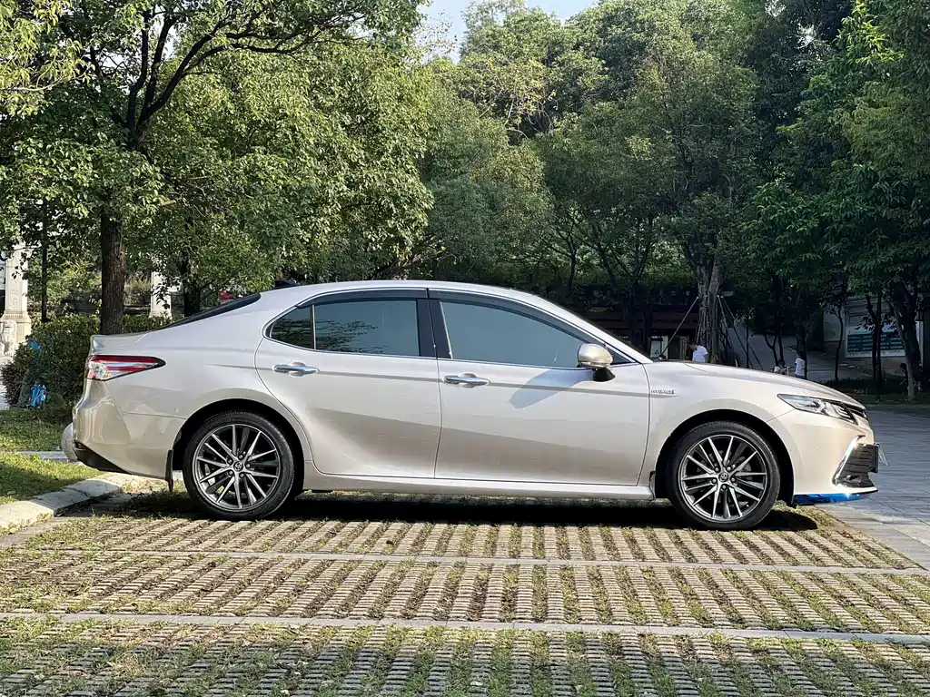 Toyota Camry — фото 5