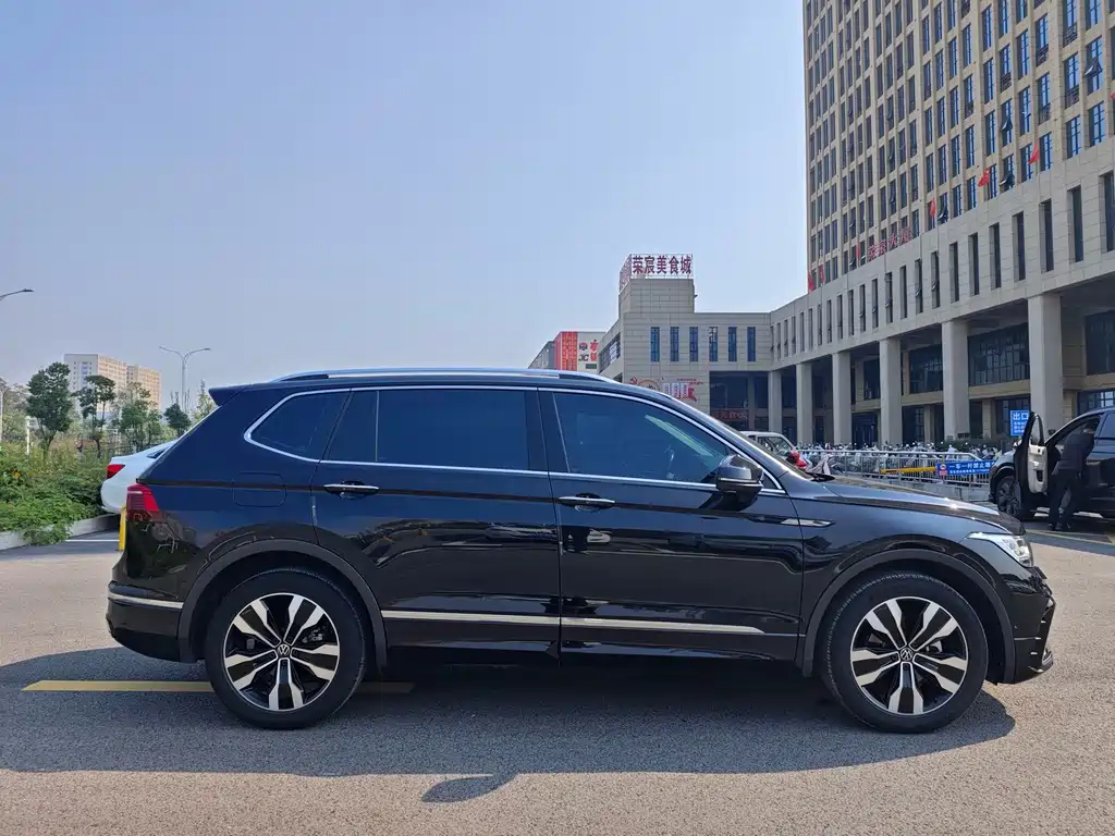 Volkswagen Tiguan L — фото 2