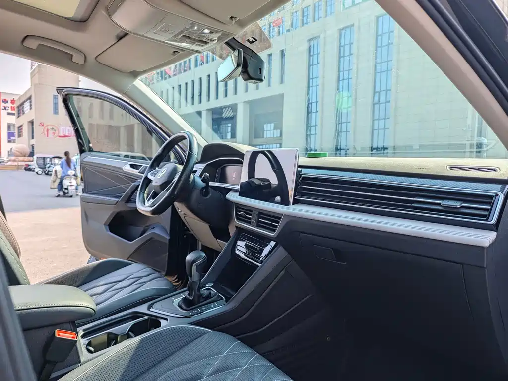Volkswagen Tiguan L — фото 29