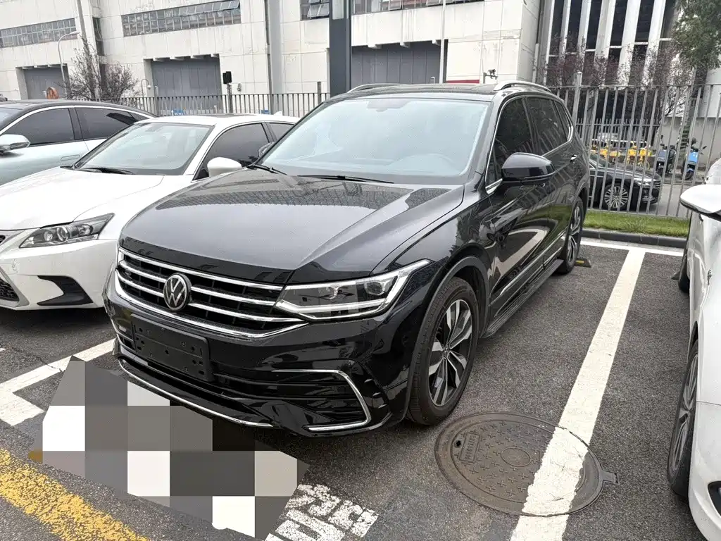 Volkswagen Tiguan L — фото 1