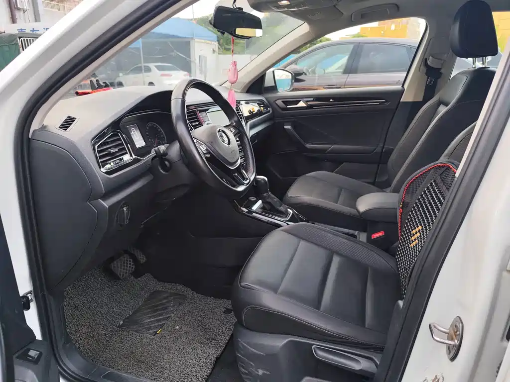 Volkswagen T-Roc — фото 9