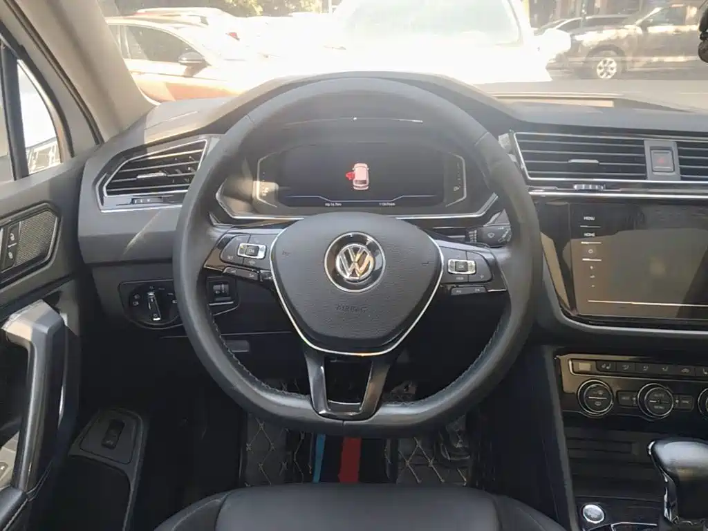 Volkswagen Tiguan L — фото 11
