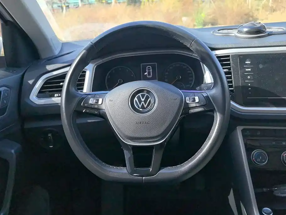 Volkswagen T-Roc — фото 15