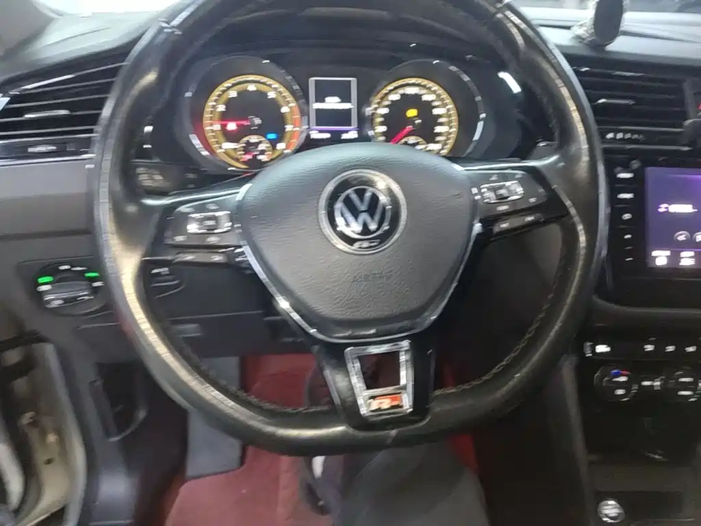 Volkswagen Tiguan L — фото 11