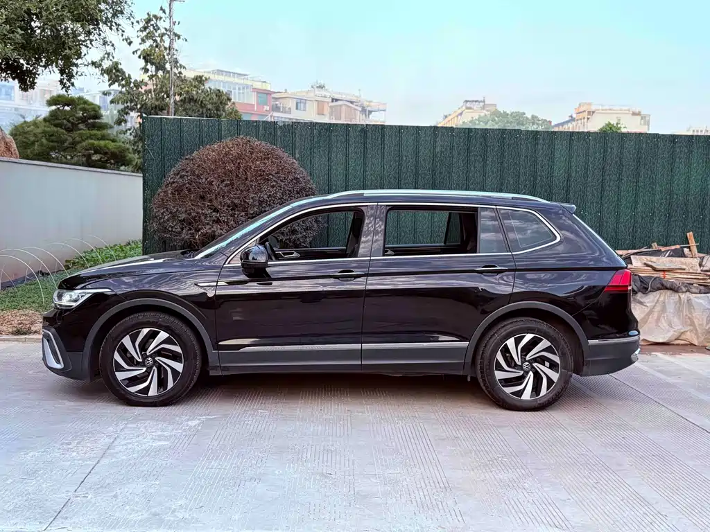 Volkswagen Tiguan L — фото 10