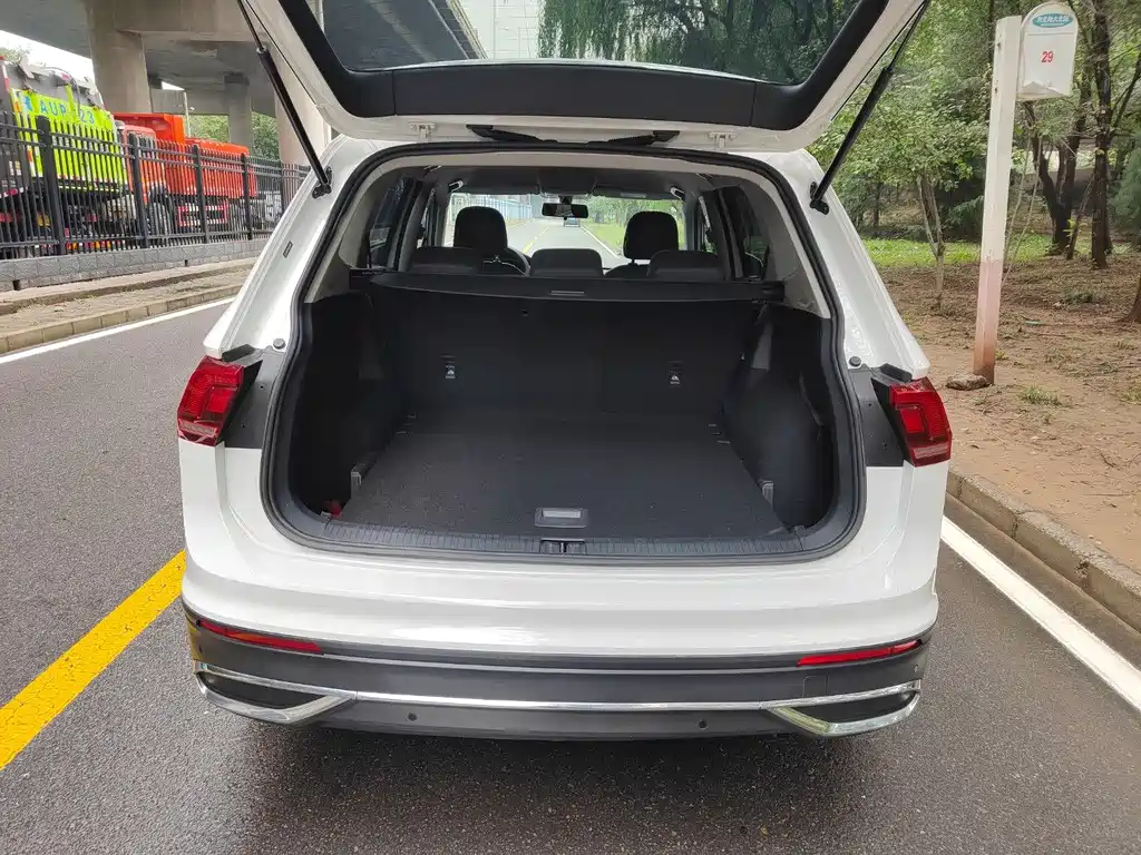 Volkswagen Tiguan L — фото 11