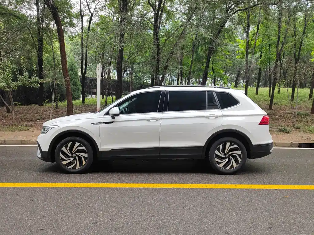 Volkswagen Tiguan L — фото 12