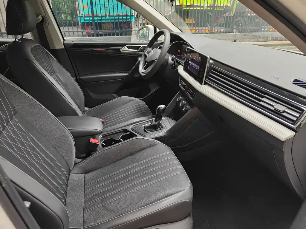 Volkswagen Tiguan L — фото 9