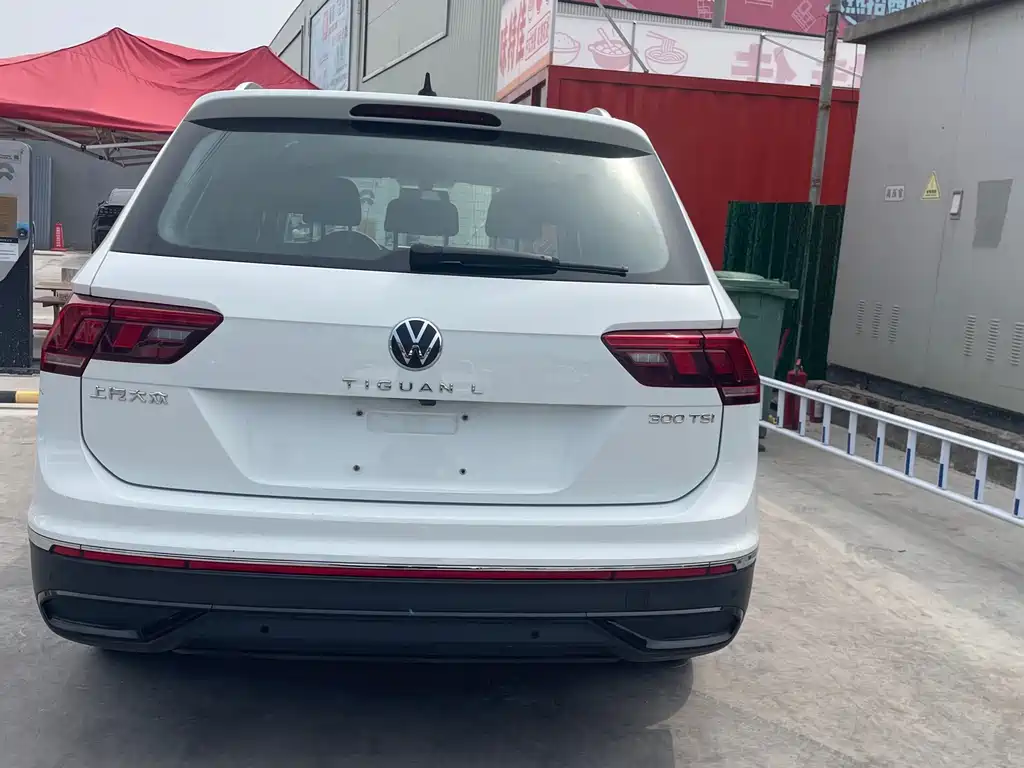 Volkswagen Tiguan L — фото 14