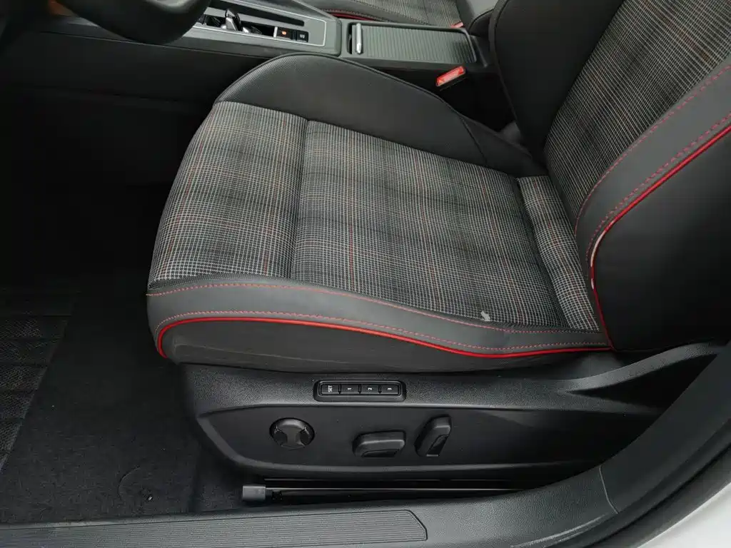 Volkswagen Golf GTI — фото 20