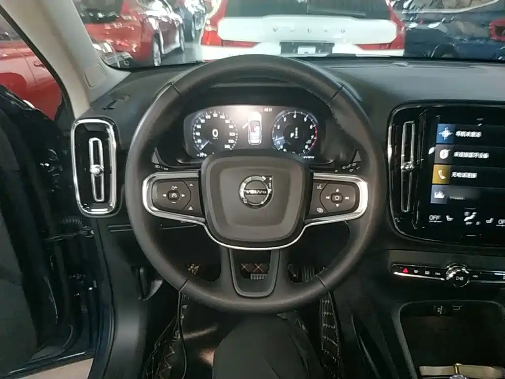Volvo XC40 — фото 11