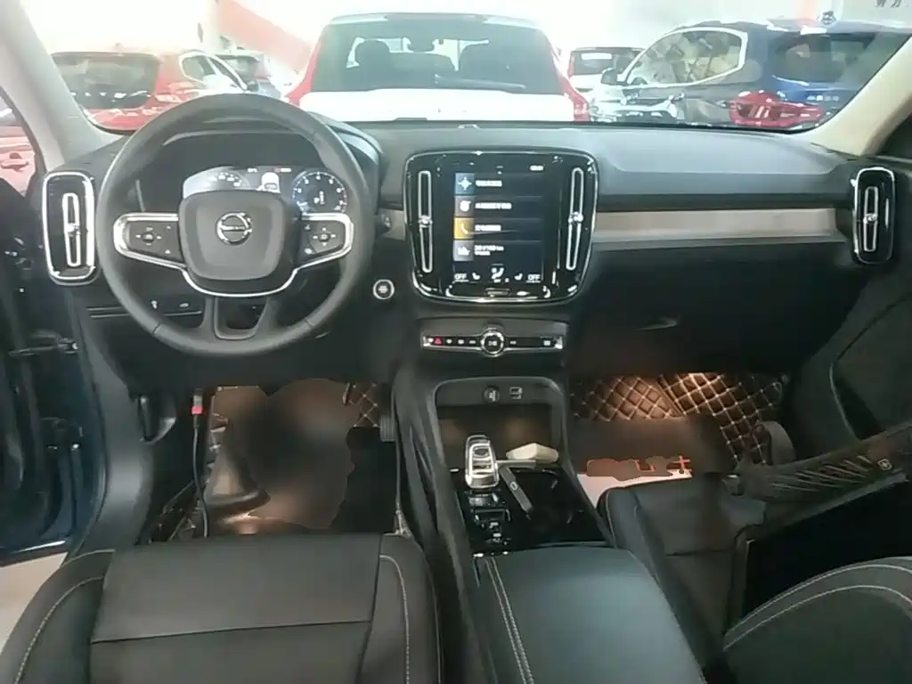Volvo XC40 — фото 10